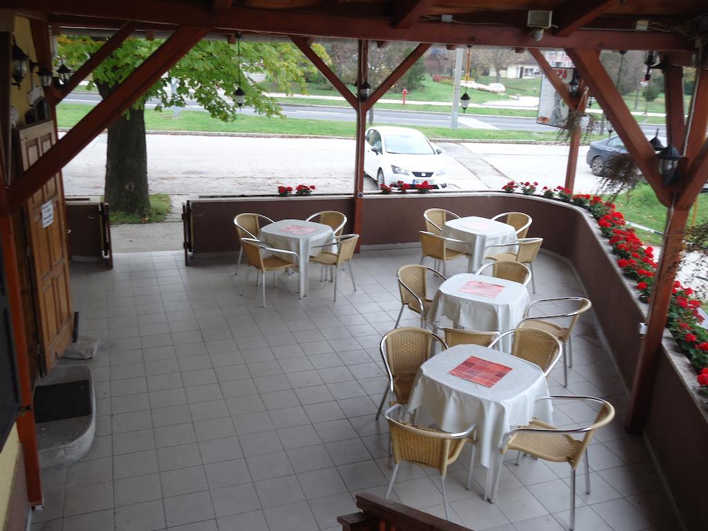 Hotel Czermann Panzió és Étterem Oroszlány Exterior foto