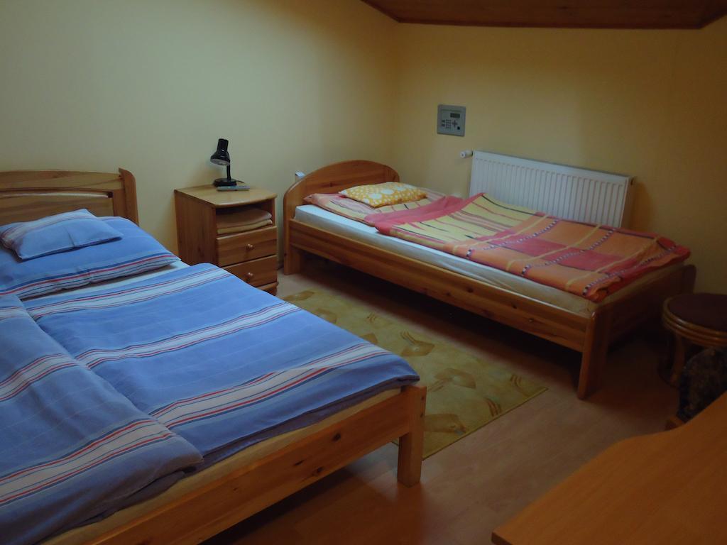 Hotel Czermann Panzió és Étterem Oroszlány Habitación foto