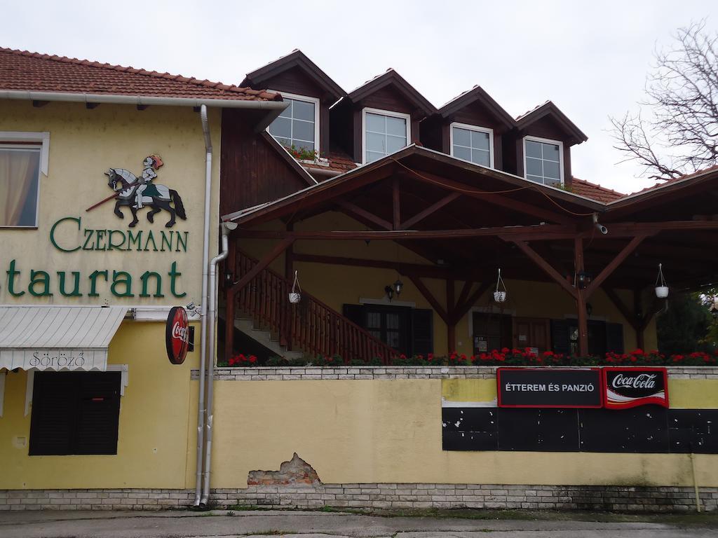 Hotel Czermann Panzió és Étterem Oroszlány Exterior foto