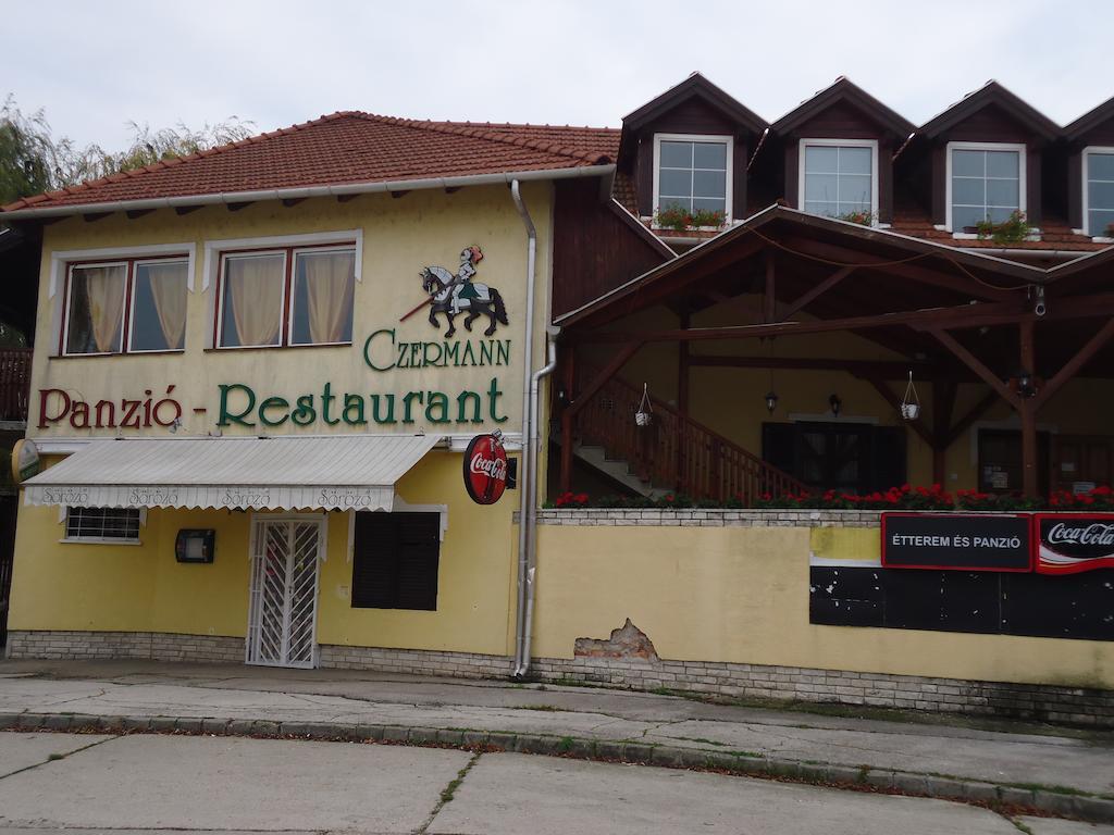 Hotel Czermann Panzió és Étterem Oroszlány Exterior foto