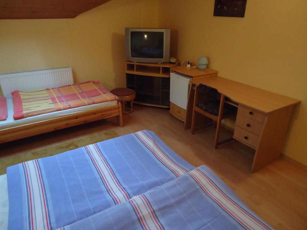 Hotel Czermann Panzió és Étterem Oroszlány Habitación foto