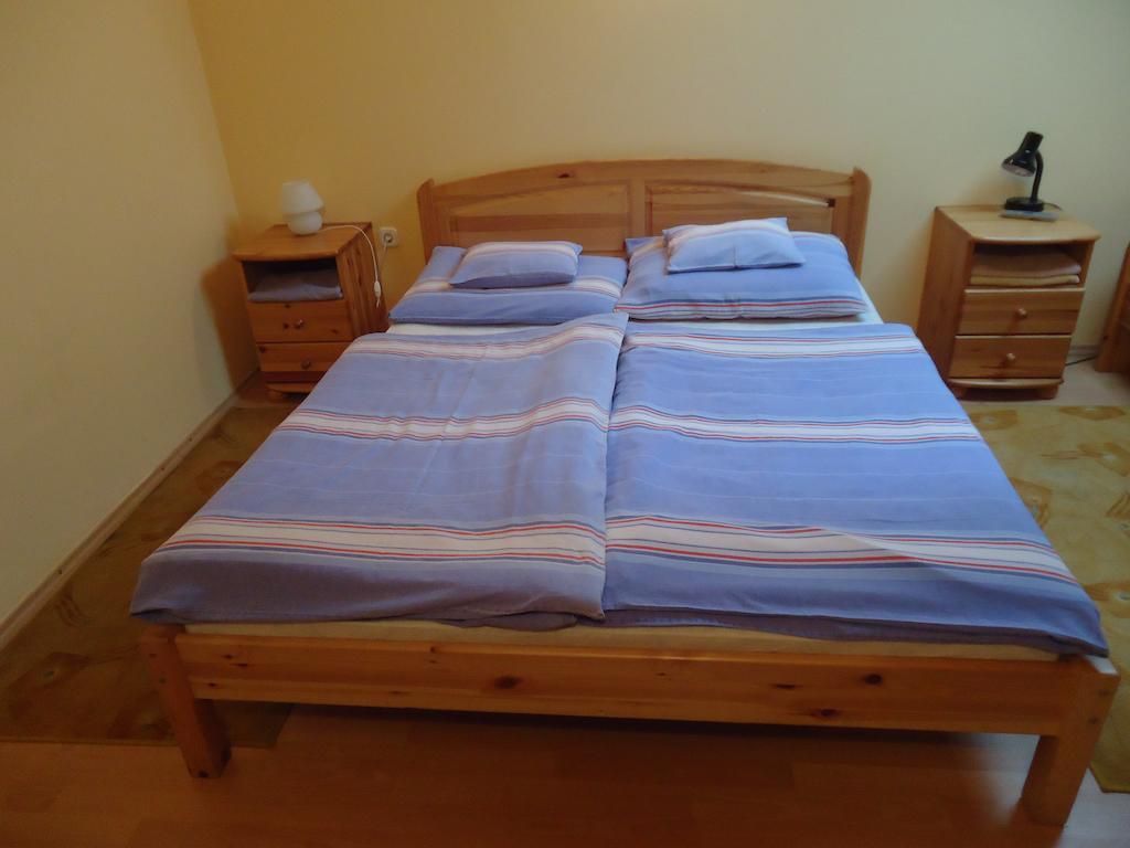 Hotel Czermann Panzió és Étterem Oroszlány Habitación foto